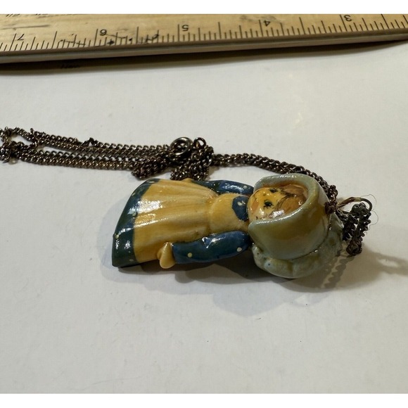 Vtg Prairie Girl Pendant In Blue Bonnet & Blue & White Dress On A Necklace Chain - Picture 4 of 14